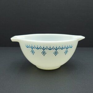 Pyrex Snowflake Blue Garland 1.5 Pt Cinderella Mixing Bowl #441 Blue on White